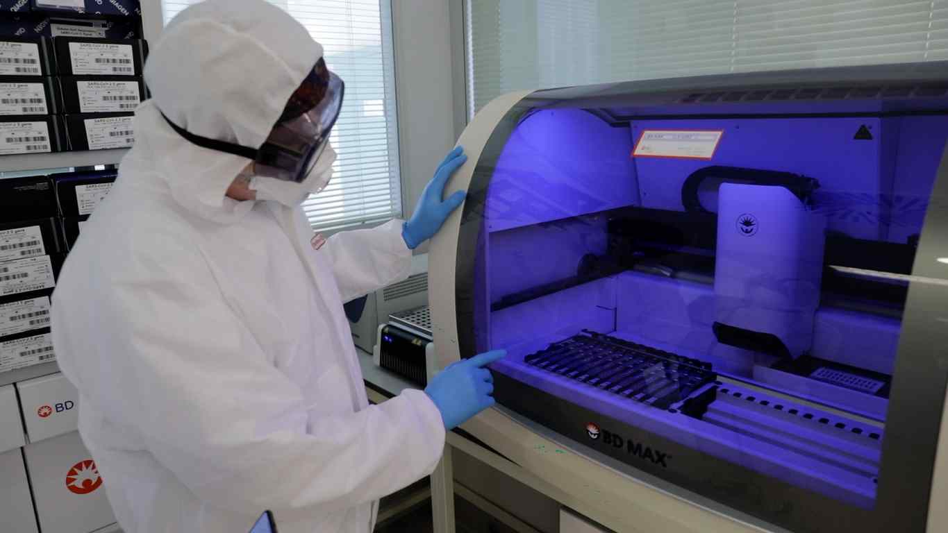 El Laboratorio de Microbiología, piedra angular en la lucha contra el coronavirus.  'Contiene Vídeo'