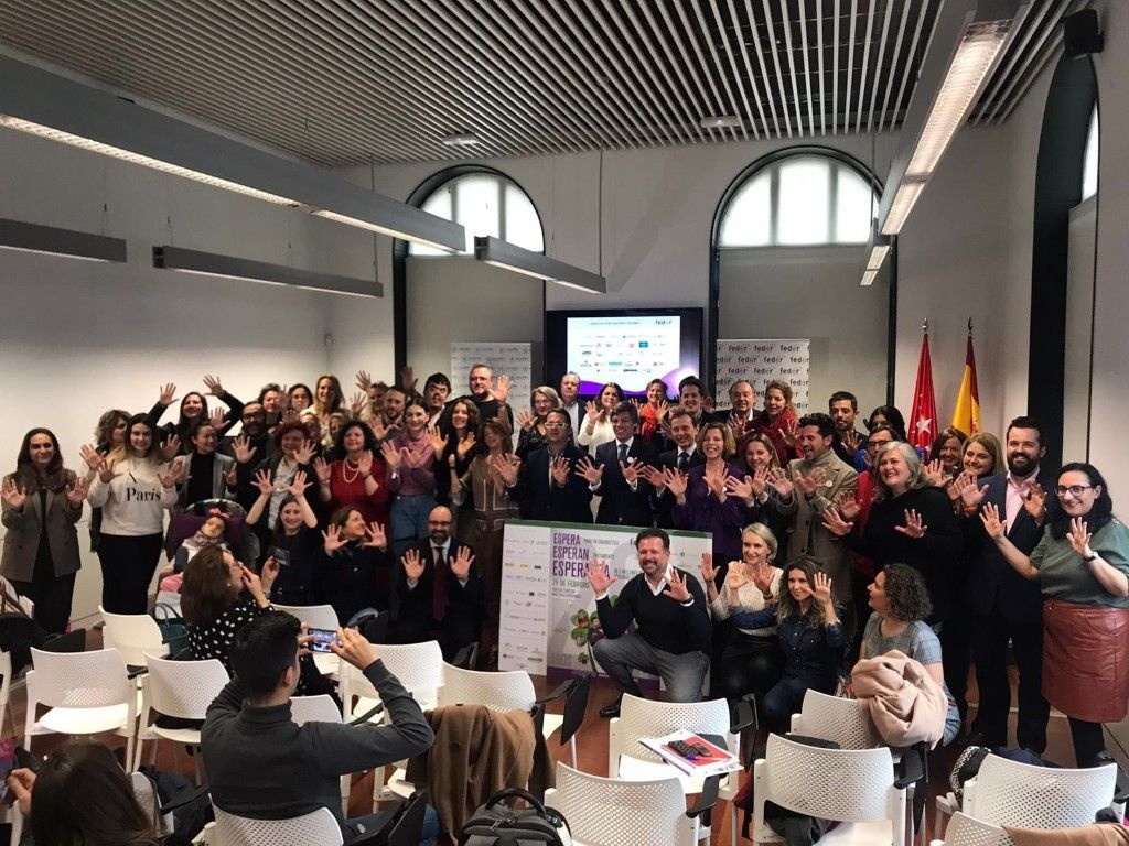 Fotografía de familia tras la rueda de prensa de presentación de la campaña 'Crecer contigo, es nuestra esperanza'.