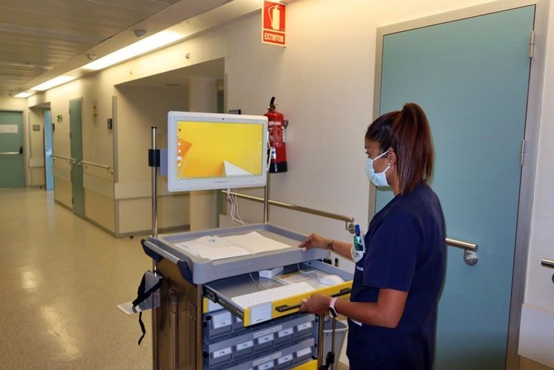 El Hospital Universitario de Ceuta adquiere 10 carros informatizados para el reparto de medicación de los pacientes