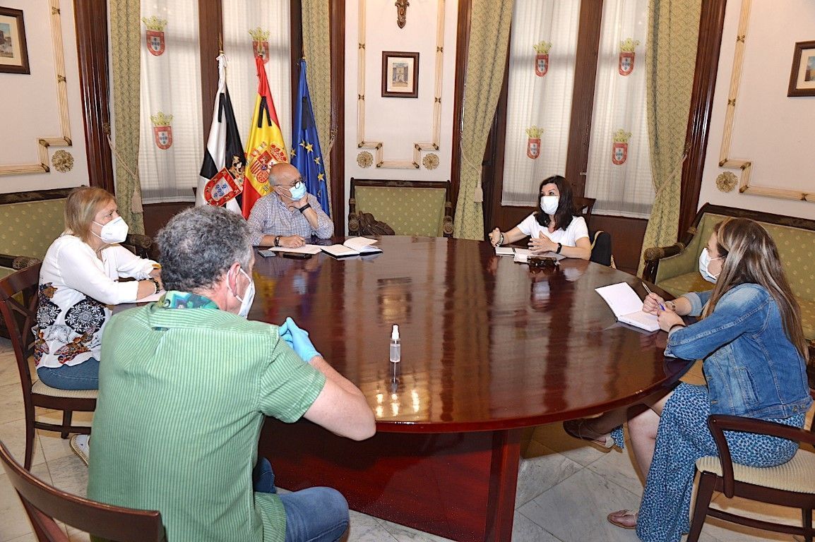 Sanidad trata con los directores de las tres residencias de mayores su próxima apertura a visitas