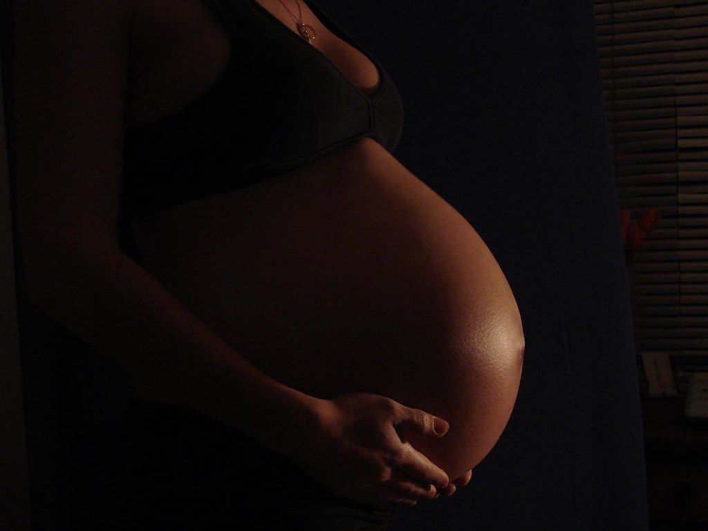 El positivo por covid-19 de una mujer embarazada no justifica anticipar el parto