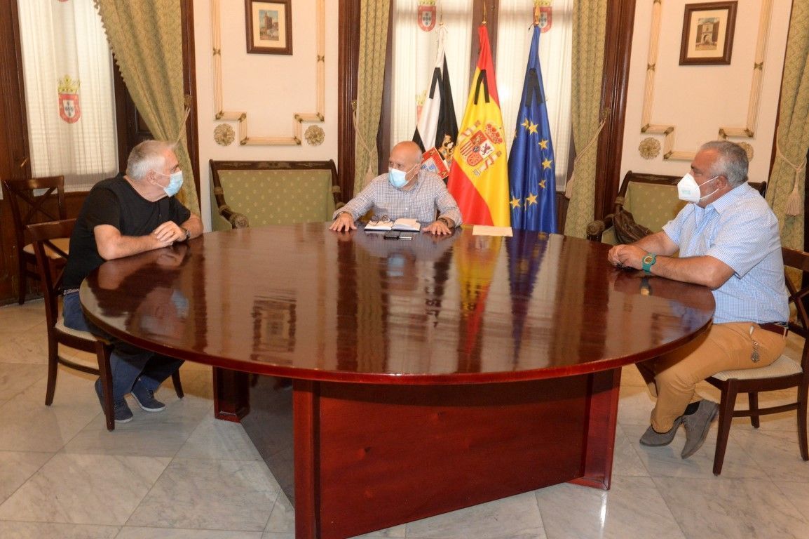 Javier Guerrero se reúne con los representantes de los secaderos de pescado