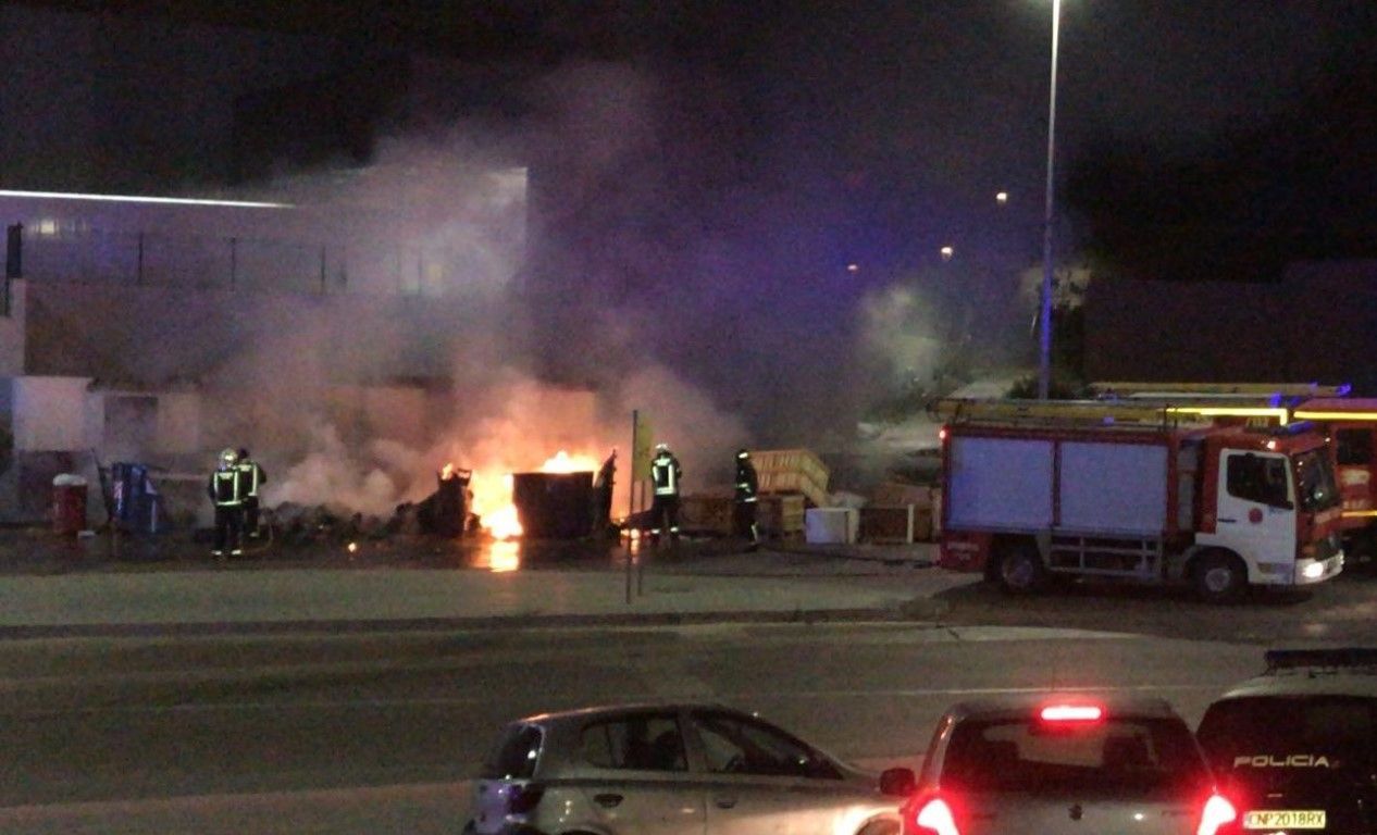 Un vehículo y varios contenedores quemados la pasada madrugada