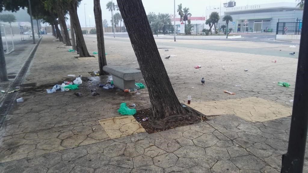 Los botellones en La Marina dejan un aspecto lamentable