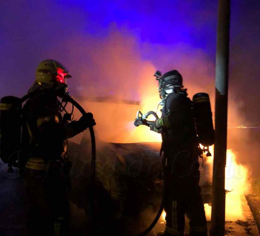 Queman dos nuevos vehículos en la barriada del Príncipe