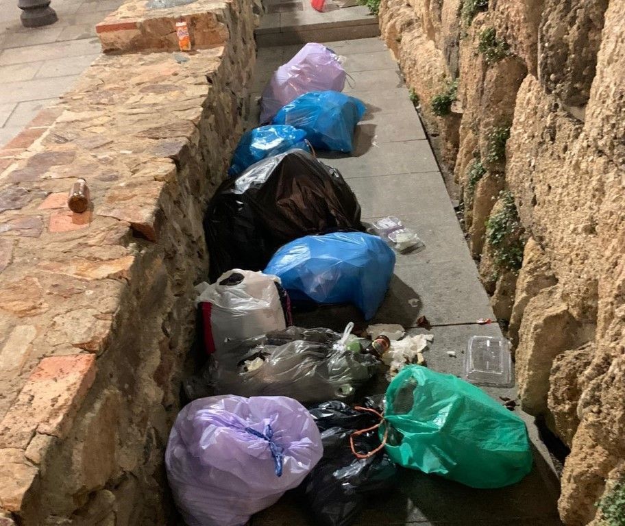 Más muestras de incivismo: bolsas de basura en mitad de la calle Jáudenes