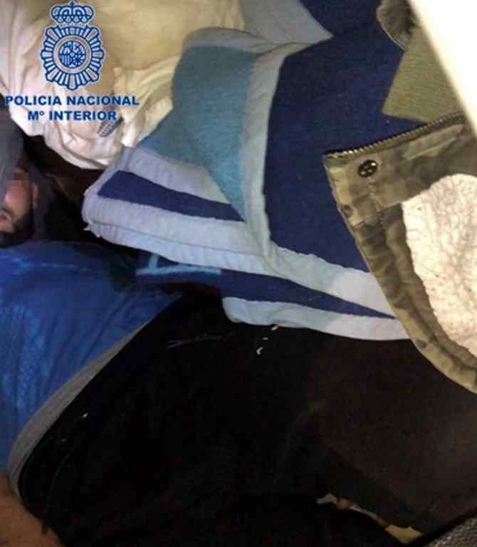 Detenido por llevar a un inmigrante marroquí en un doble fondo de un vehículo