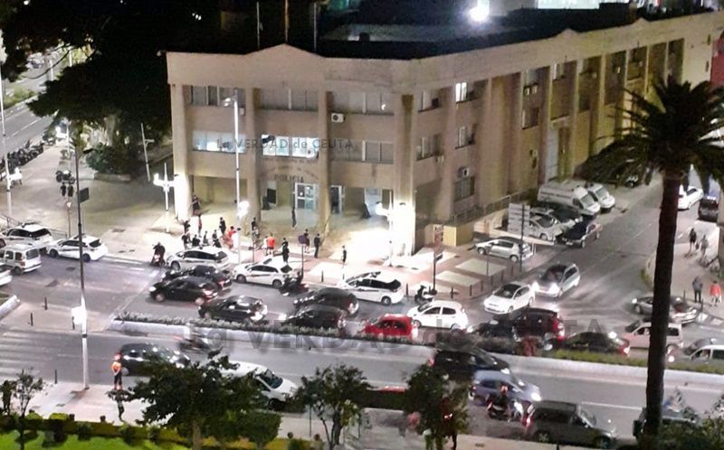 Un Mena causa el caos en la Jefatura de la Policía Local