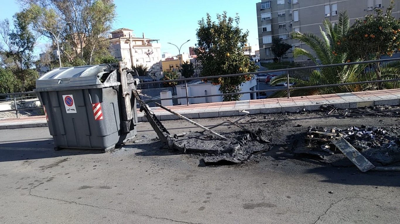 Varios contenedores volvieron a arder esta noche víctima de actos vandálicos, esta vez en Varela y el Príncipe Alfonso. El primero de los incendios tuvo lugar sobre la una de la madrugada en la barriada de Valera, junto al aparcamiento bajo el polideportivo de La Libertad y afectó a los cinco contenedores depositados allí. Las llamas también se extendieron a un vehículo que estaba aparcado al lado, aunque la llegada de los bomberos evitó que el fuego siguiese extendiéndose por el resto de vehículos aparcados allí. Tras controlar este incendio, los bomberos tuvieron que acercarse a extinguir otro fuego provocado en un contenedor de Los Rosales y, más tarde, a otro que había sido incendiado en la barriada del Príncipe Alfonso. Los bomberos acudieron a todos estos incendios acompañados de unidades de la Policía Local para garantizar su seguridad.