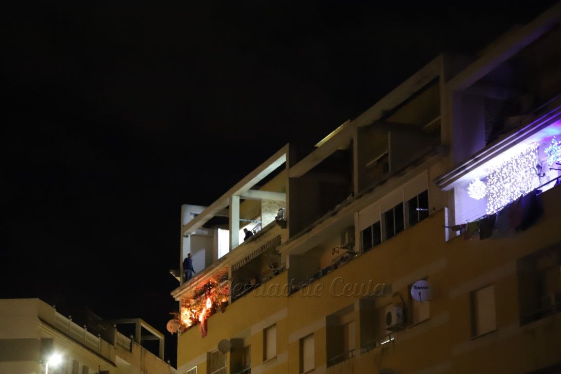 La policía rescata a un hombre que se había subido a la cornisa de un edificio