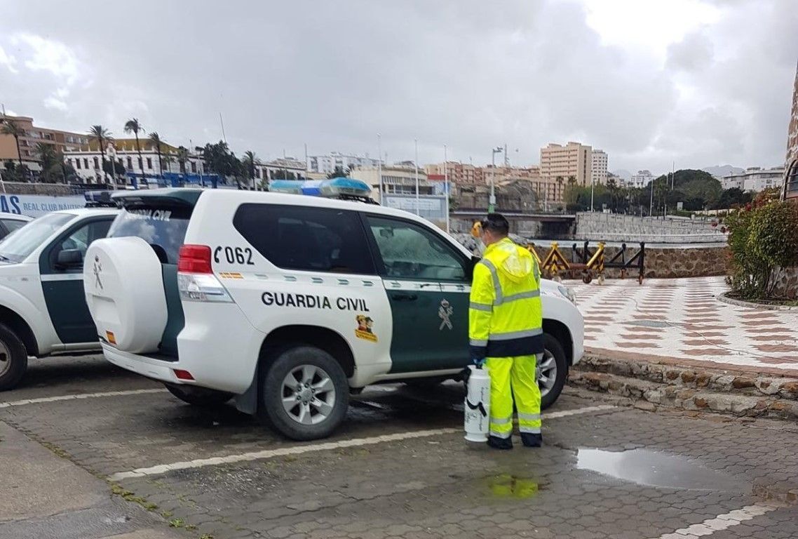 Trace desinfecta las instalaciones de la Guardia Civil en el puerto deportivo