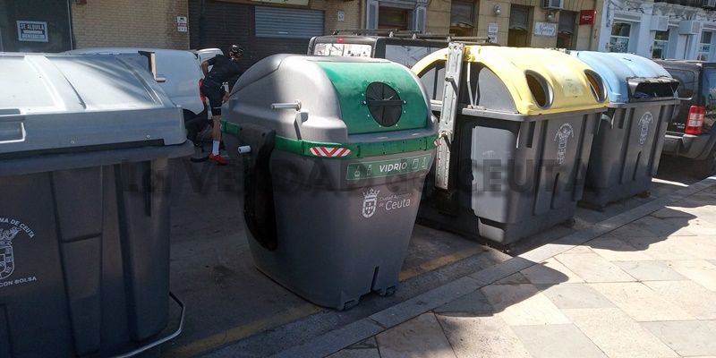 TRACE instala los nuevos contenedores para reciclaje de vidrio
