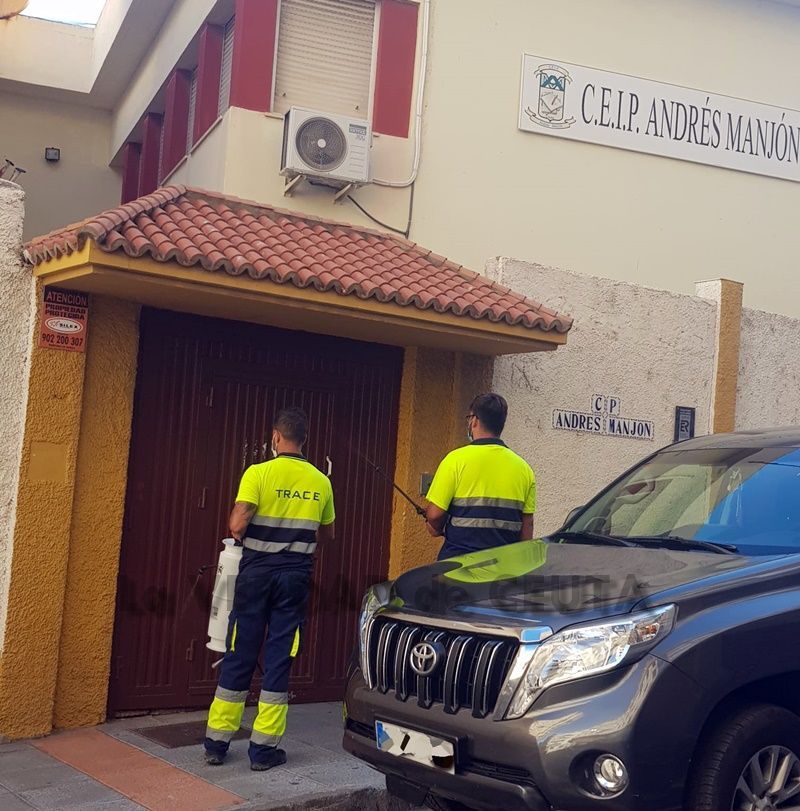 Trace desinfecta las puertas de los centros docentes