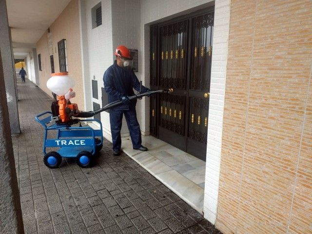 Los operarios de TRACE desinfectan los alrededores de la Estación de Ferrocarril