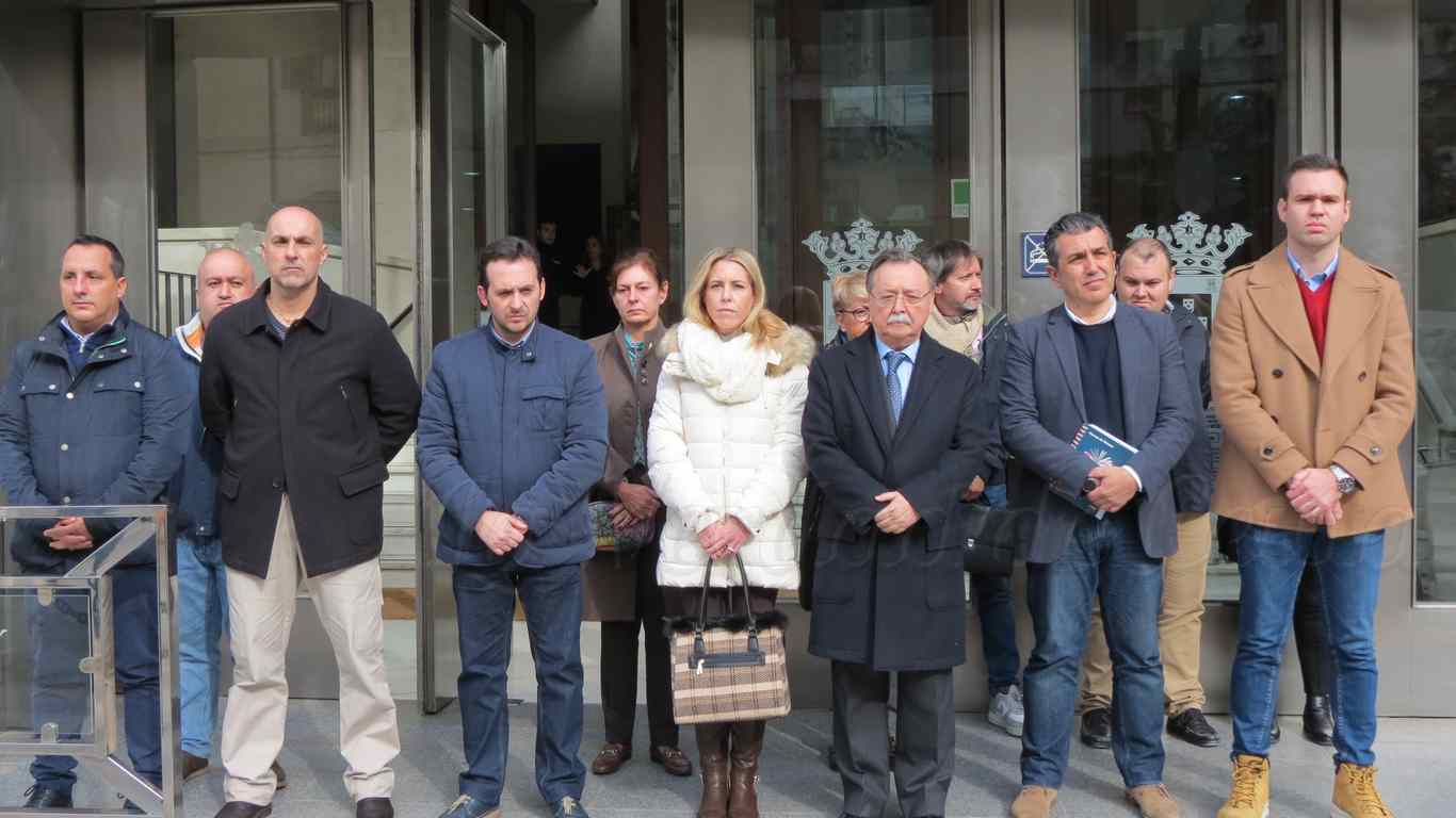 PP, Vox y la Asociación Quorum, presentes en el primer minuto de silencio por violencia intrafamiliar