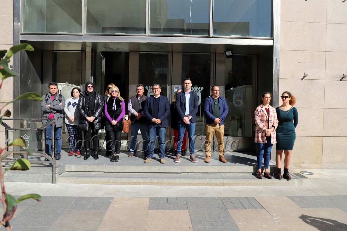 La Ciudad guarda un minuto de silencio por el caso de violencia intrafamiliar de Huesca