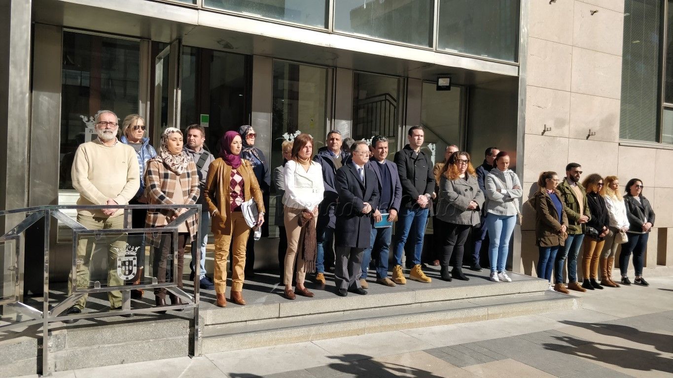 La Asamblea recuerda en un minuto de silencio a otra víctima más de la violencia de género	