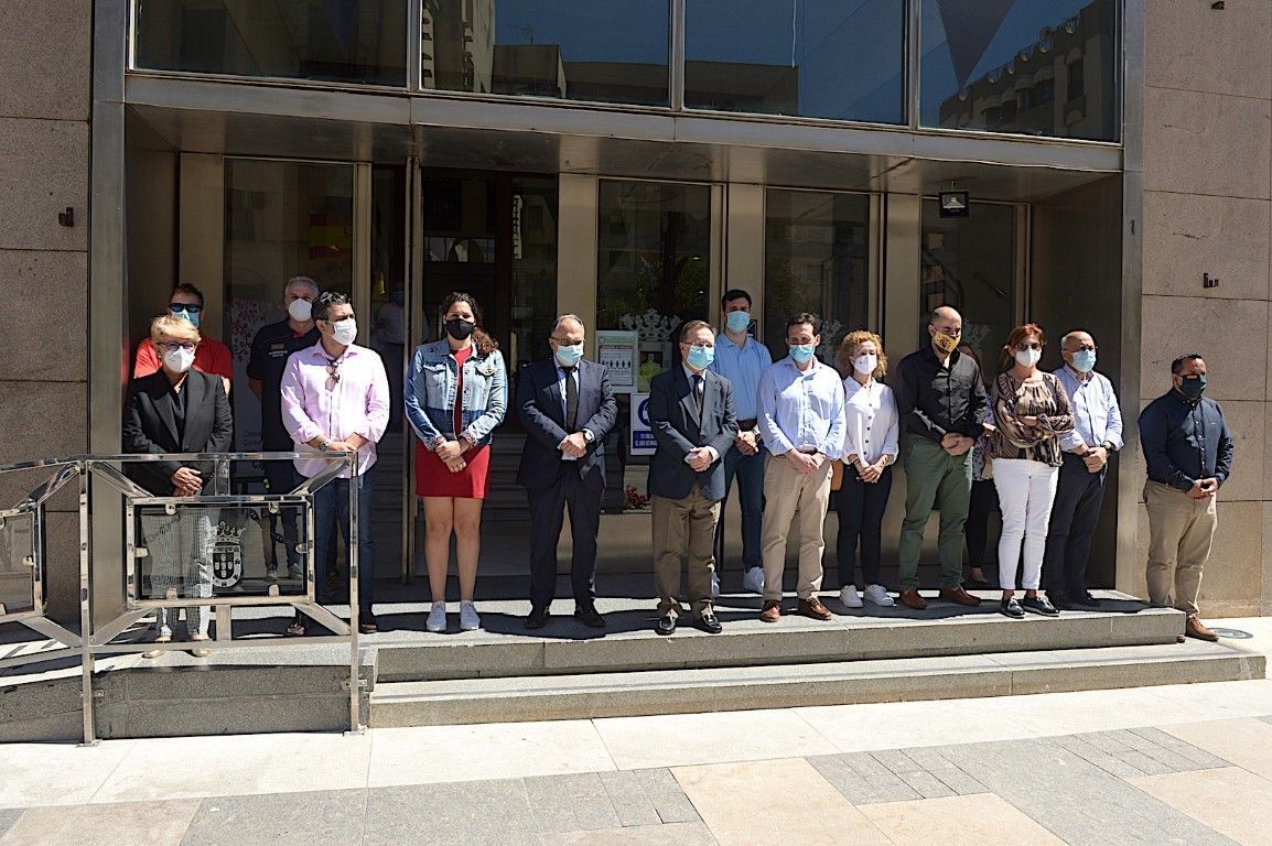 Ayuntamiento y Delegación realizan un minuto de silencio por las víctimas del Covid19