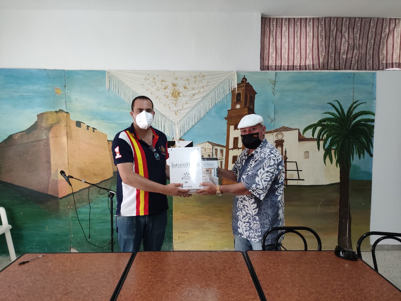 La Casa de Ceuta en Algeciras continúa ampliando su biblioteca para socios