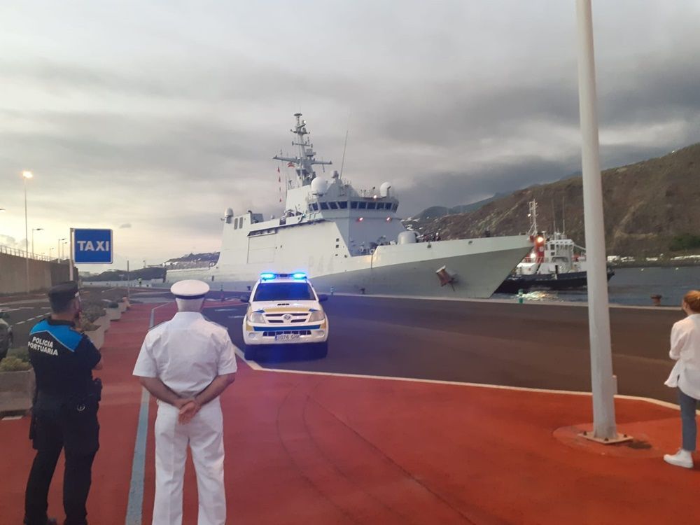 La Armada traslada material hasta la isla de La Palma