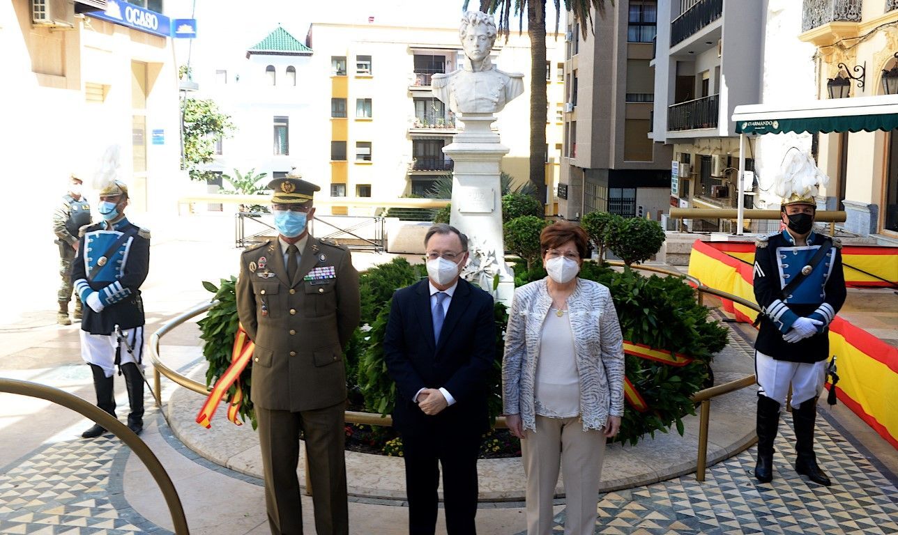Las autoridades de la ciudad rinden homenaje al Teniente Ruiz