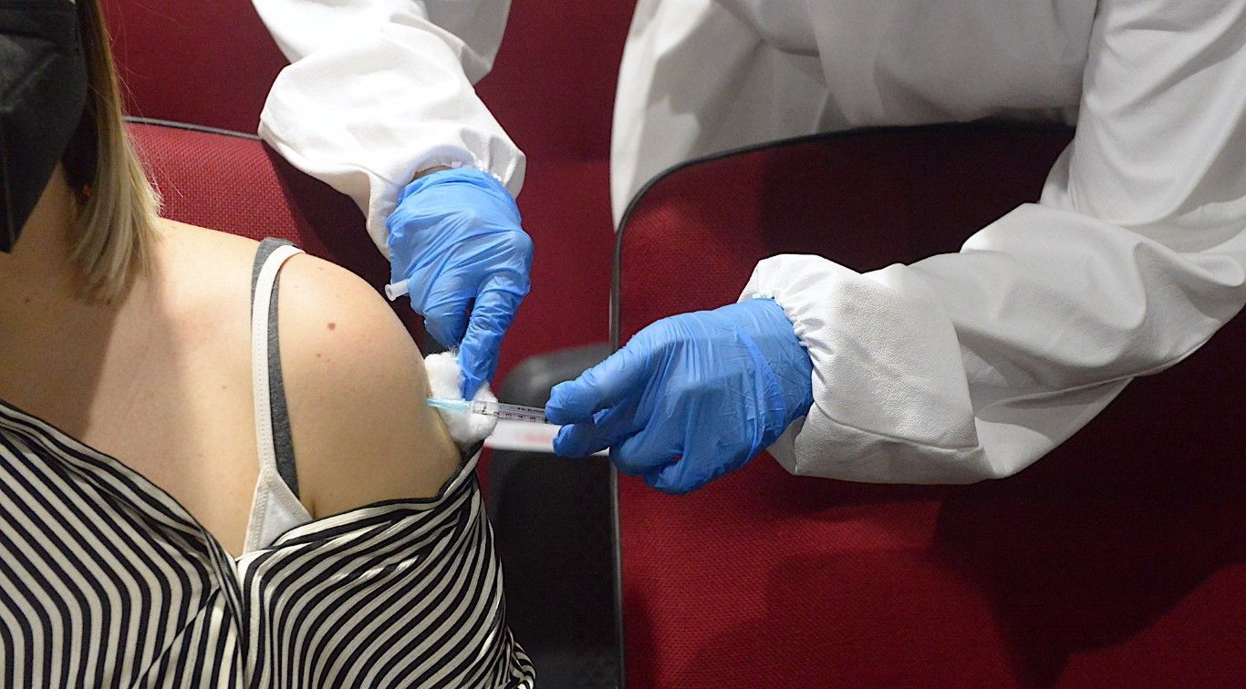 Sanidad anima a la población a vacunarse de gripe y COVID19 para evitar ingresos y complicaciones graves 