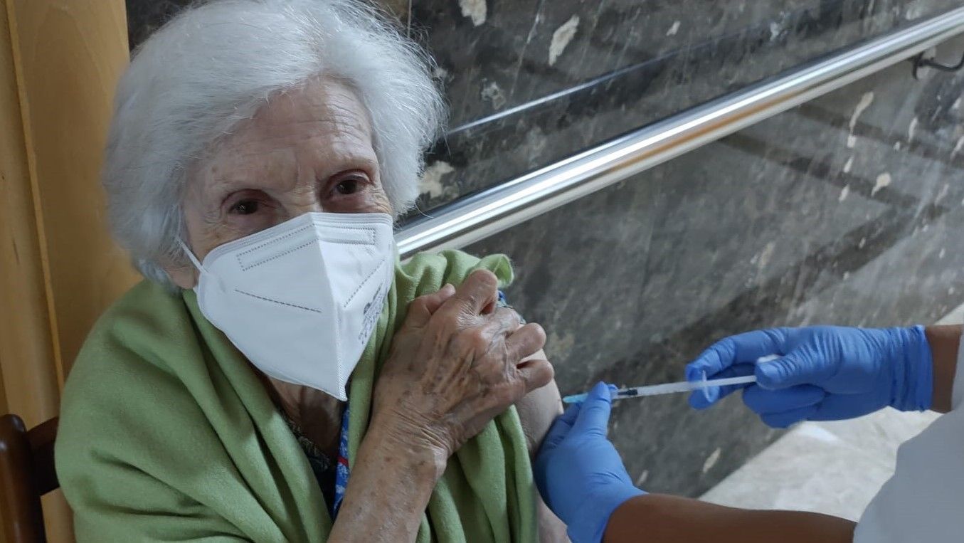 Los residentes de los centros de mayores reciben la tercera dosis de la vacuna