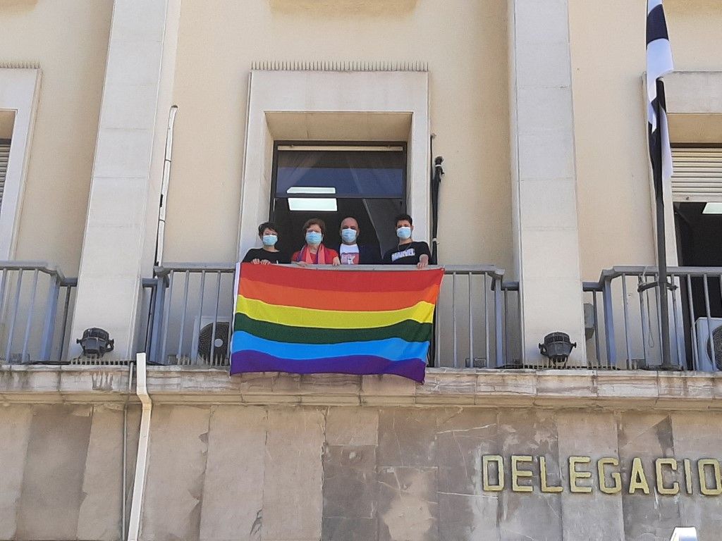 La Plataforma LGTBIQ+ coloca la bandera arco iris en el balcón de la Delegación