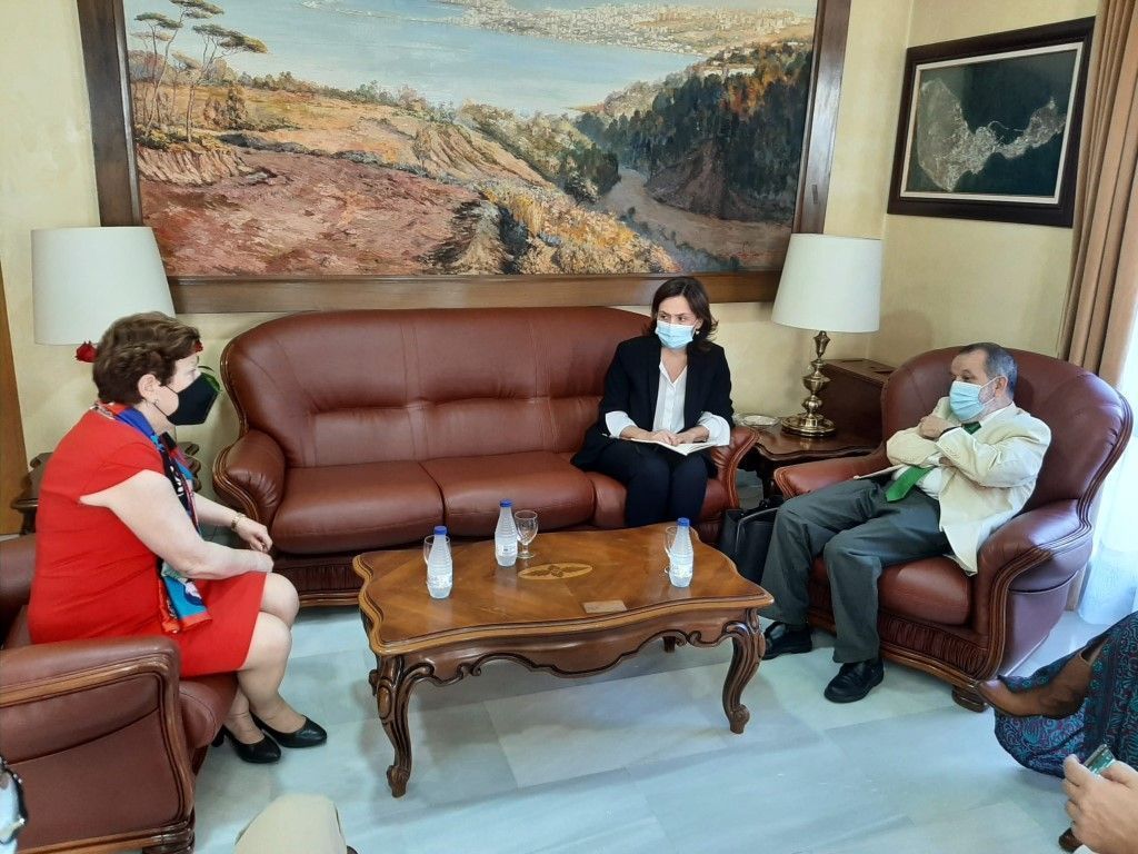La delegada del Gobierno ofrece las explicaciones al Defensor del Pueblo sobre la avalancha de marroquíes