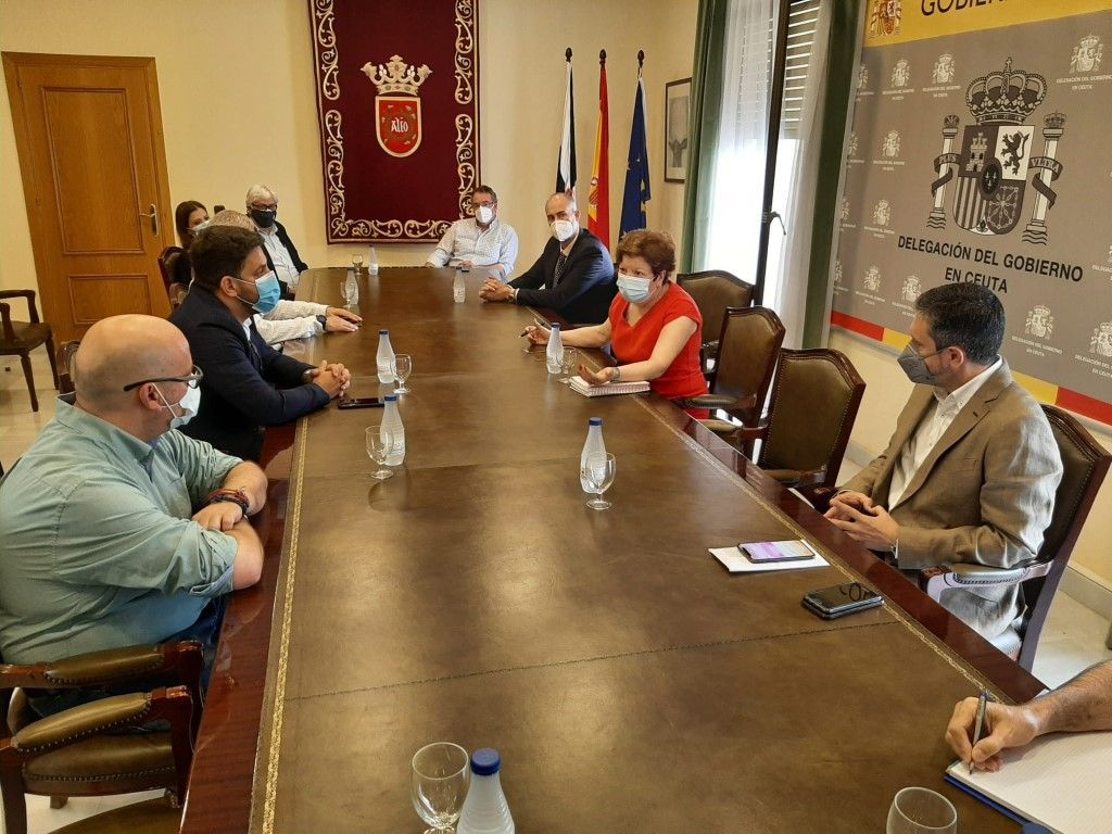 La delegada del Gobierno anuncia “medidas contundentes” para aminorar la presencia de inmigrantes en la zona portuaria