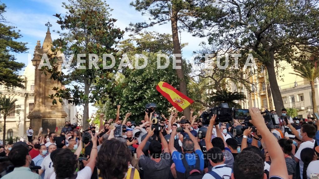 Centenares de ceutíes impiden a Abascal comparecer en la Plaza de África y tener que hacerlo dentro del Hotel Muralla