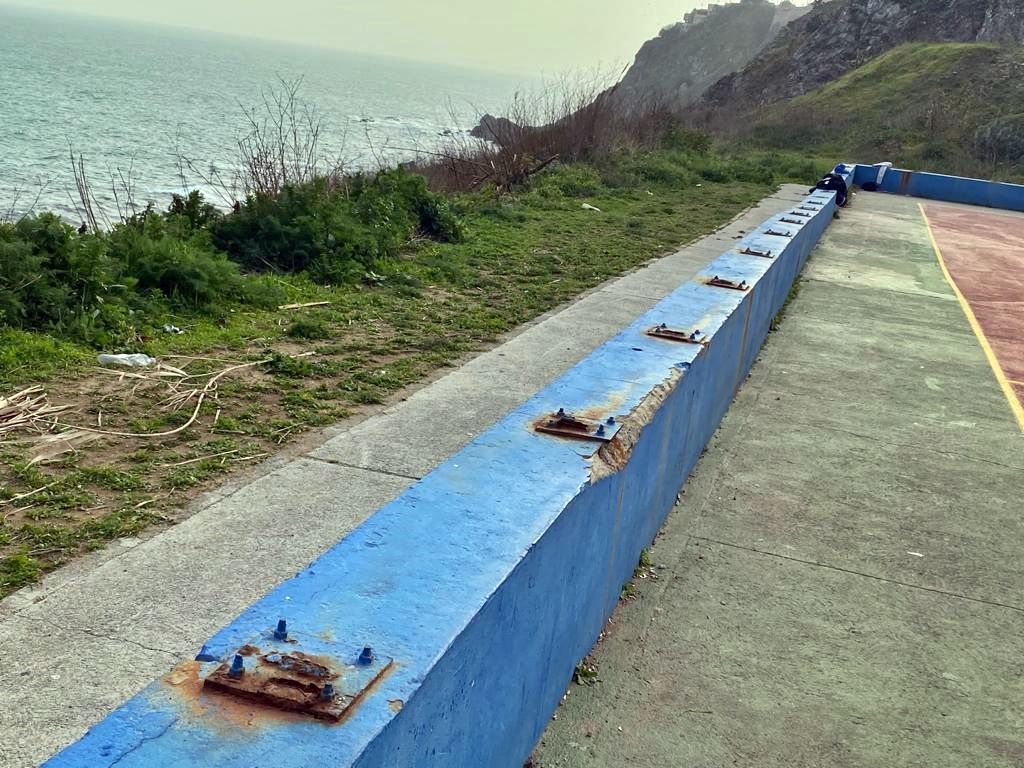 El PSOE denuncia el estado de abandono en el que se encuentra la pista polideportiva de El Sarchal
