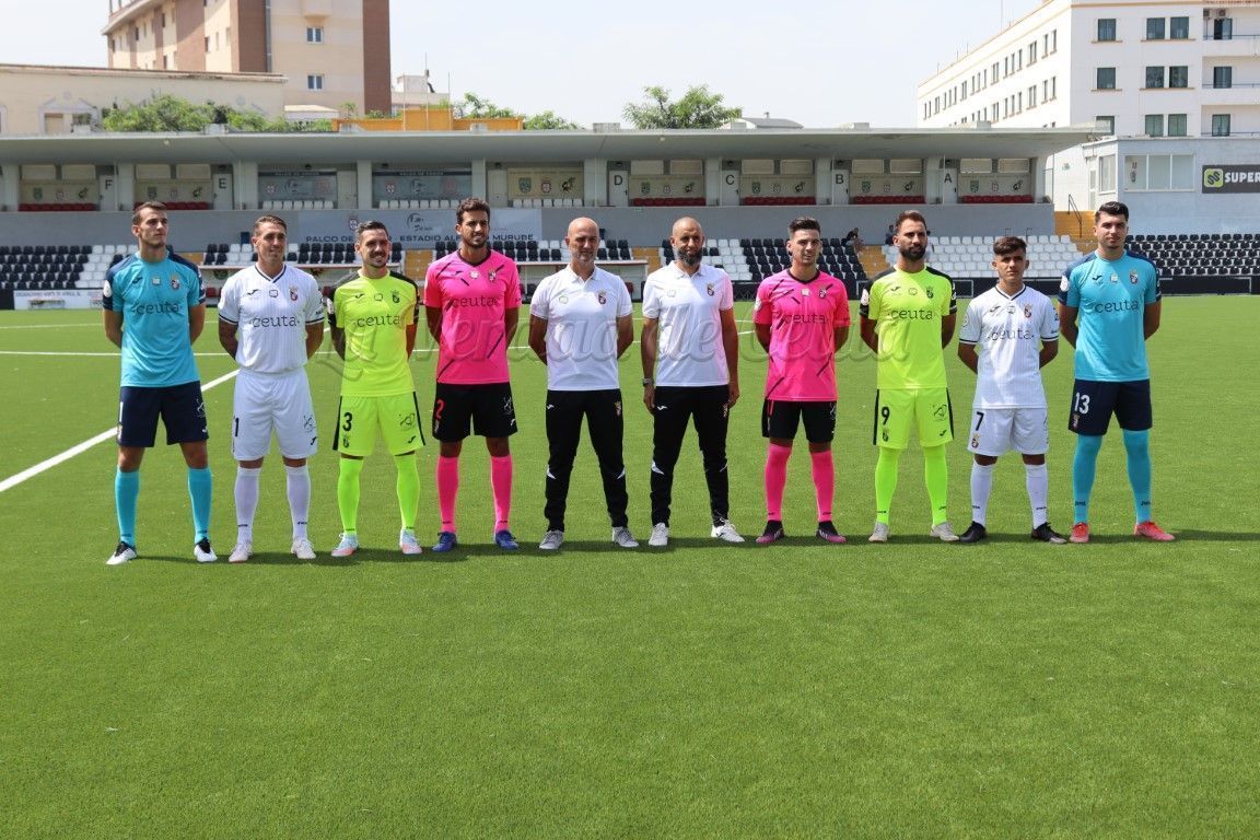 La AD Ceuta FC presenta las nuevas equipaciones que lucirá la próxima temporada