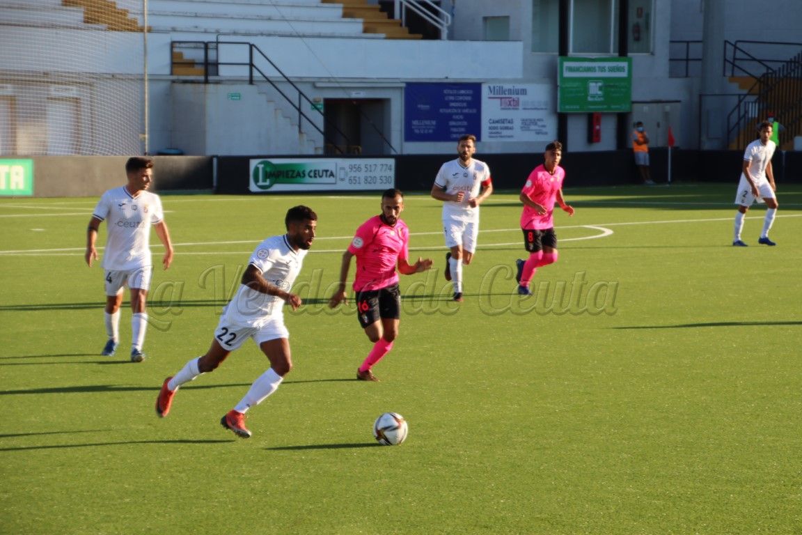 La AD Ceuta vence por 1-0 al filial en el partido de presentación ante la afición