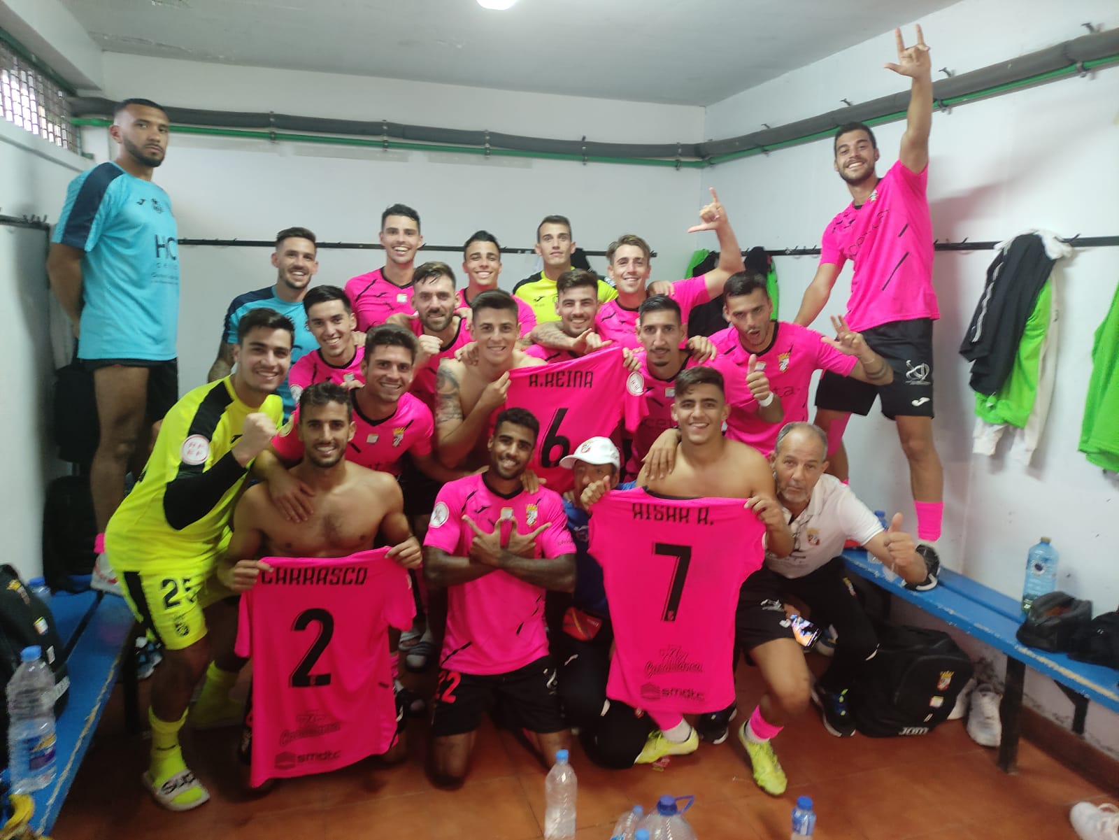 Los jugadores celebraron el triunfo en el vestuario