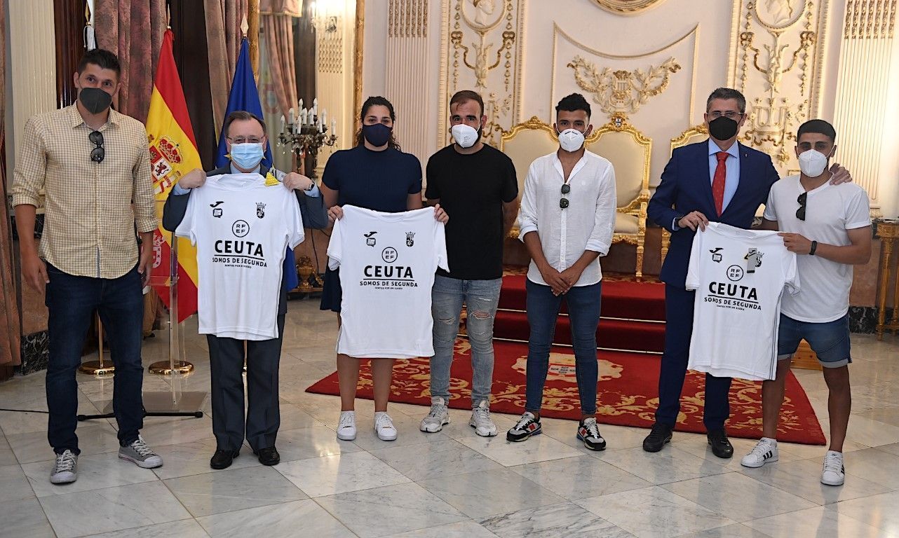 El presidente Vivas recibe a la AD Ceuta FC tras conseguir el ascenso a Segunda RFEF