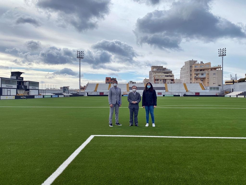 Vivas pisa el nuevo césped del Alfonso Murube