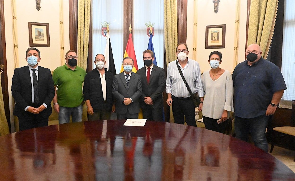 Vivas asegura en la reunión con sindicatos y empresarios que "Ceuta saldrá adelante"