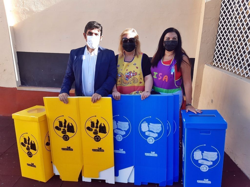 Medio Ambiente y Ecoembes distribuyen material para el reciclaje de plástico y papel en los centros educativo