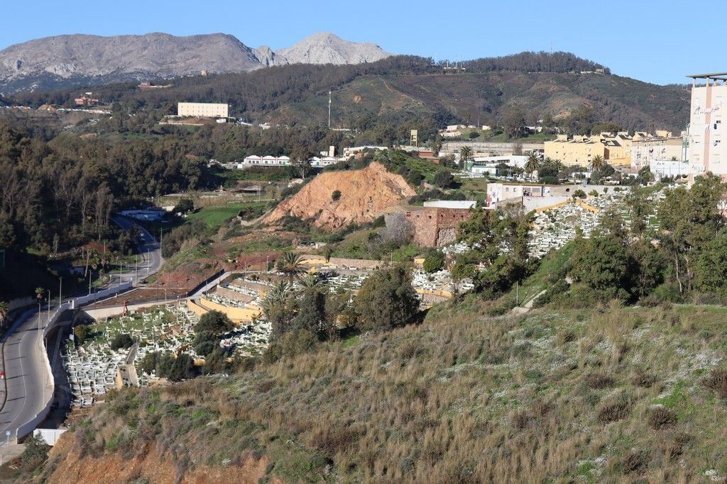 Hallan un artefacto explosivo militar enterrado junto al cementerio de Sidi Embarek