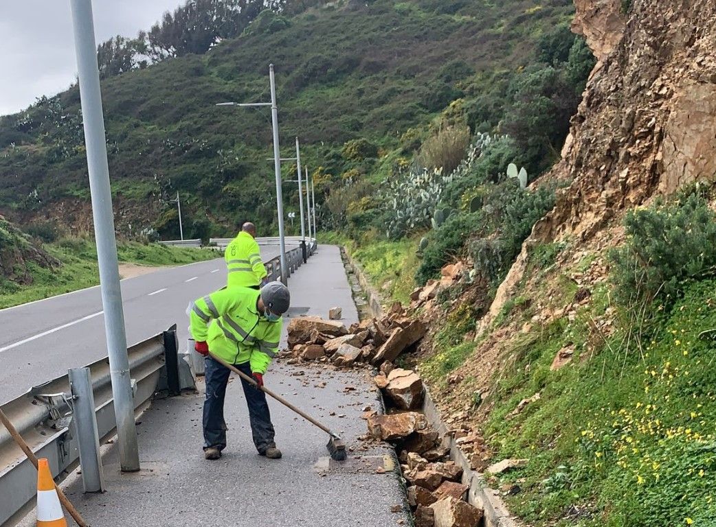 La Consejería de Medio Ambiente limpia el sendero del Hacho tras los desprendimientos de ayer