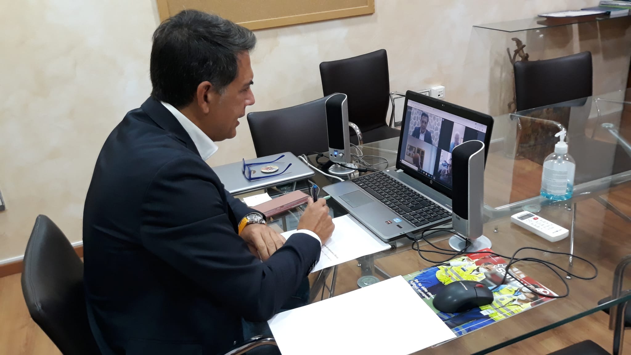 Víctor Ríos coordina una reunión para analizar las emisiones del volcán de La Palma