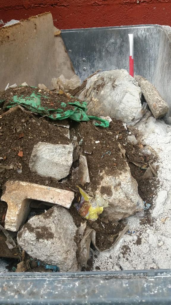 Arrojan restos de obras en contenedores de basura