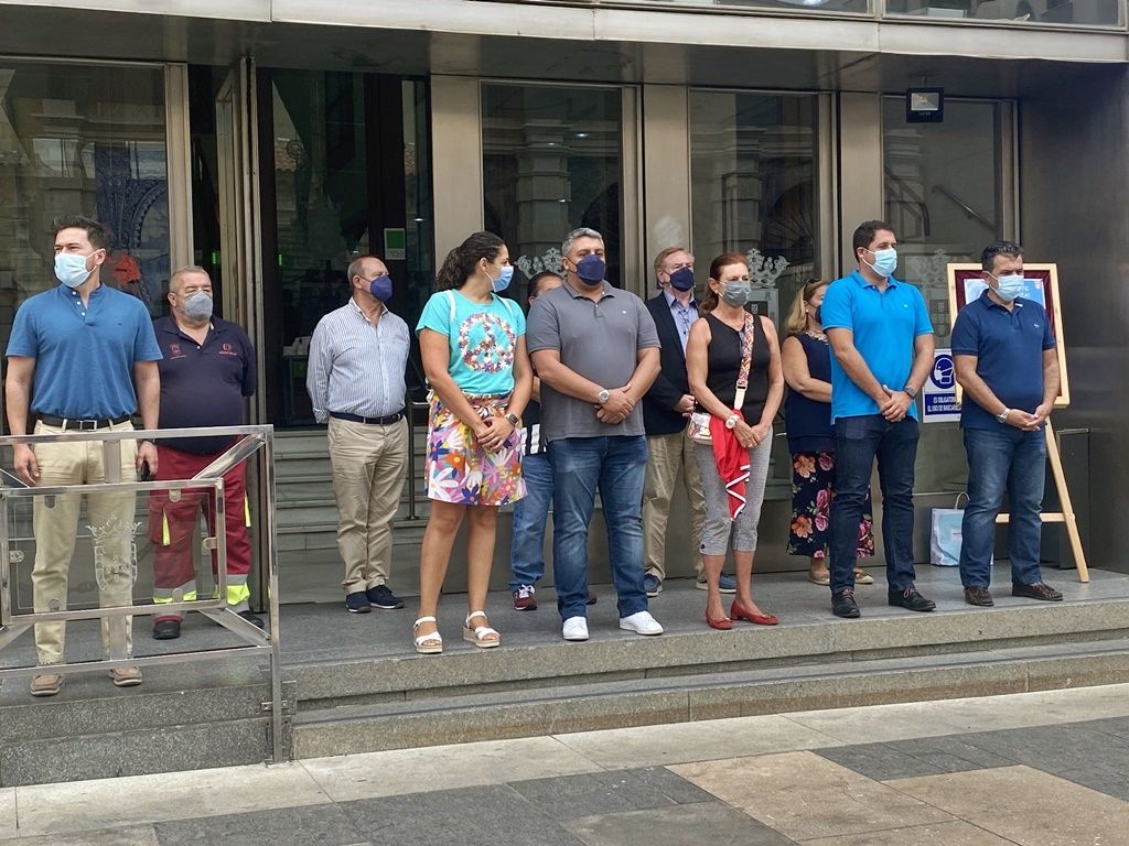 La Ciudad guarda un minuto de silencio en memoria de las tres últimas víctimas por violencia de género y familiar