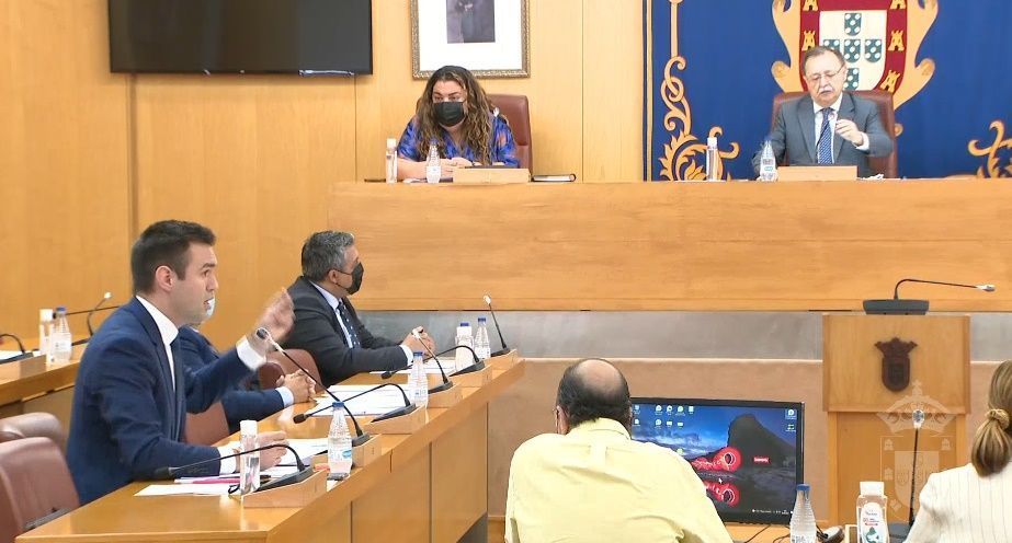 Se suspende el pleno tras un enfrentamiento entre Vox, Fátima Hamed y Juan Vivas tras las acusaciones de Vox de promarroquíes