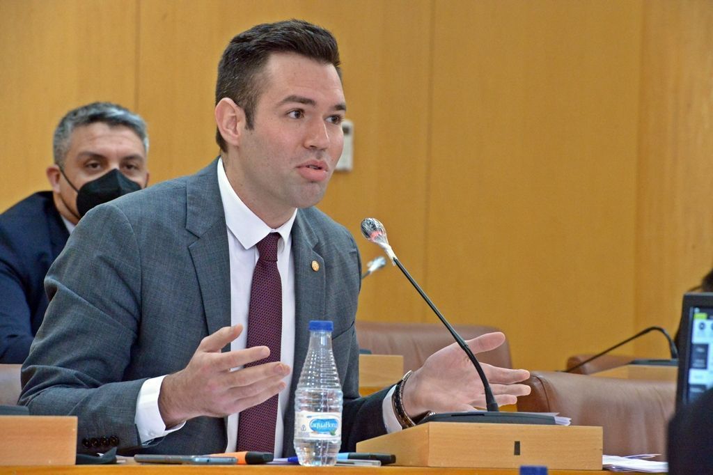 El Pleno rechaza la propuesta de Vox que dotaría a la Policía Local de armas largas
