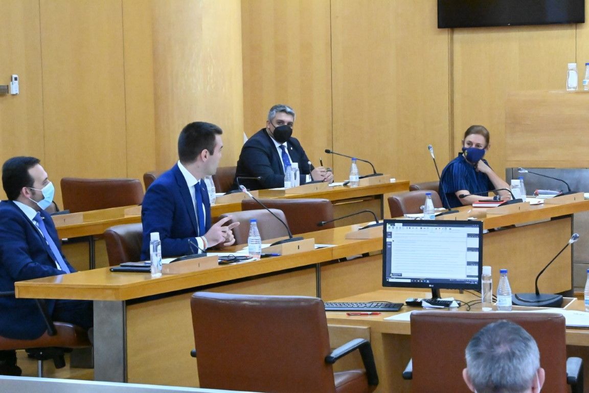 Vox denuncia “intereses ocultos” en la compra de las naves del Tarajal
