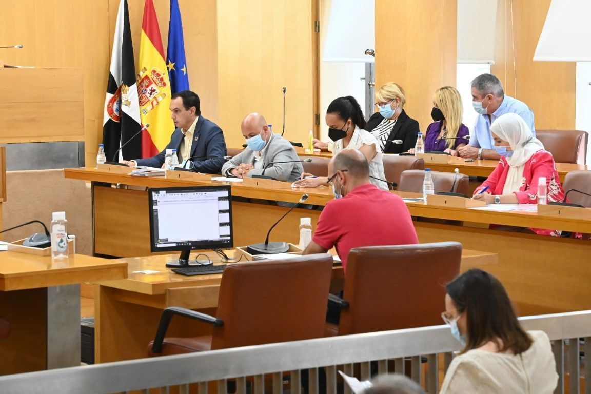 El PSOE pregunta al Gobierno local si tiene prevista una limpieza de choque en los acantilados desde Fuente Caballos al Desnarigado