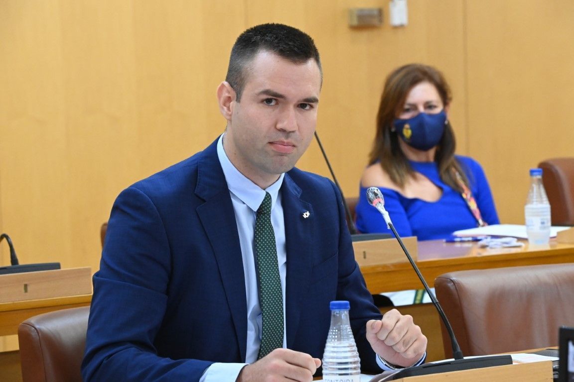 Carlos Verdejo (Vox): "no vamos a dar ningún cheque en blanco para seguir manteniendo sus chiringuitos"