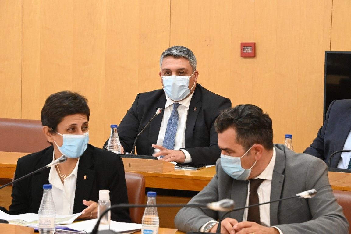 Dris defiende los trabajos que se están realizando para limpiar los acantilados y retirar los asentamientos